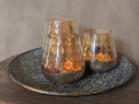 Decoratieve schaal met 3 amberkleurige theelichthouders, detail 2