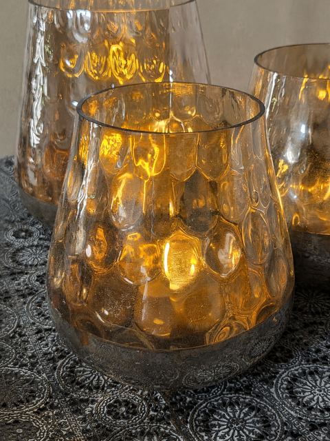 Decoratieve schaal met 3 amberkleurige theelichthouders, detail 3
