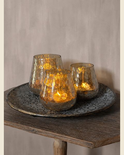 Decoratieve schaal met 3 amberkleurige theelichthouders, Atelierselectie, bij Mahieu&Merckx