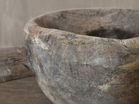 Oude houten vijzelkom met handvat, detail 3