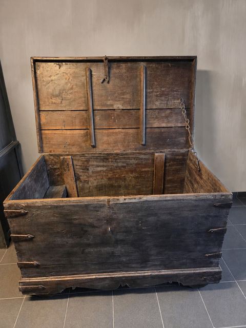 Decoratieve oude houten kist, detail 2