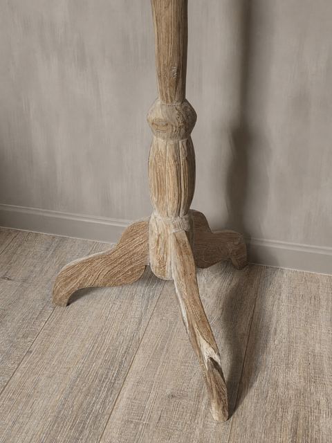 Houten wijntafel met gedraaide poot, detail 3