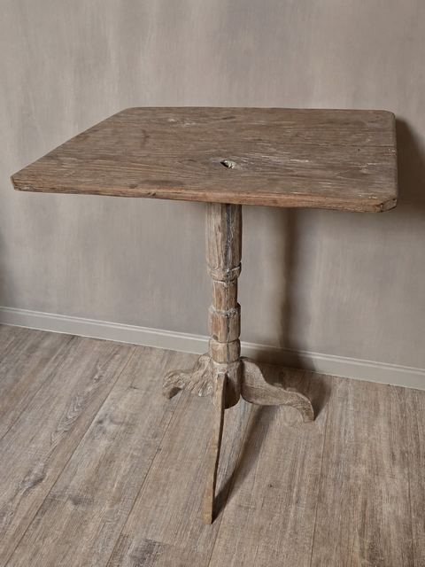 Rustieke houten wijntafel op driepoot, detail 2