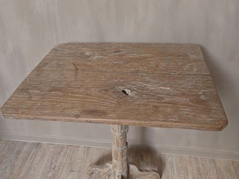 Rustieke houten wijntafel op driepoot, detail 3