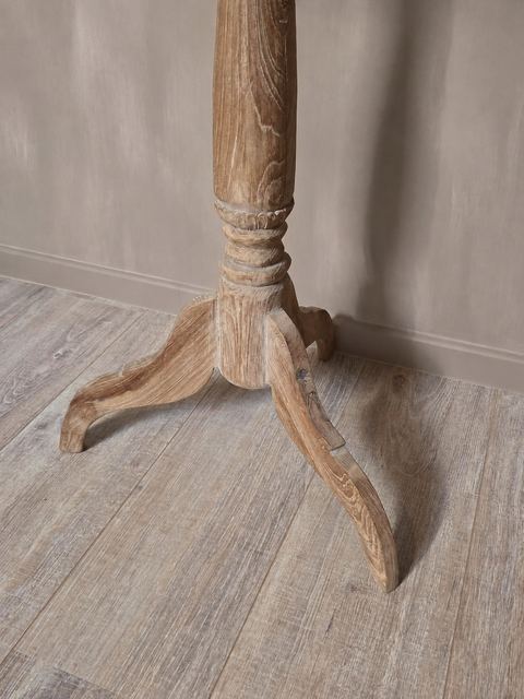 Rustiek houten wijntafeltje op driepoot, detail 2
