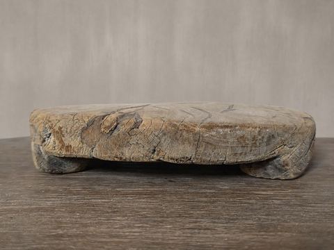 Rustiek houten chapati plateau op voetjes, detail 2