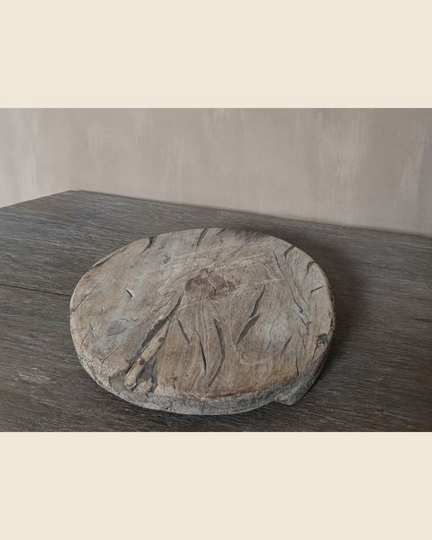 Rustiek houten chapati plateau op voetjes, Atelierselectie, bij Mahieu&Merckx