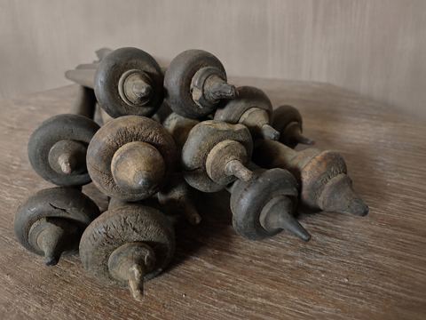 Antieke houten spindel (per stuk), detail 2