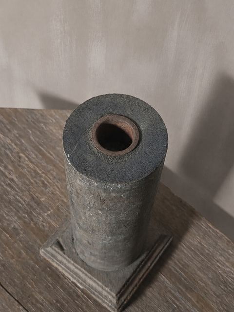 Verweerde houten kandelaar op vierkante voet, detail 2