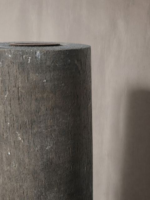 Verweerde houten kandelaar op vierkante voet, detail 3