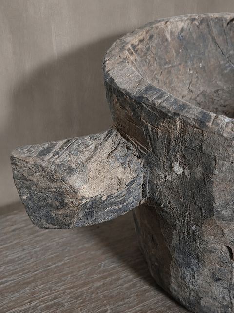 Oude handgesneden houten kom met handvat, detail 2