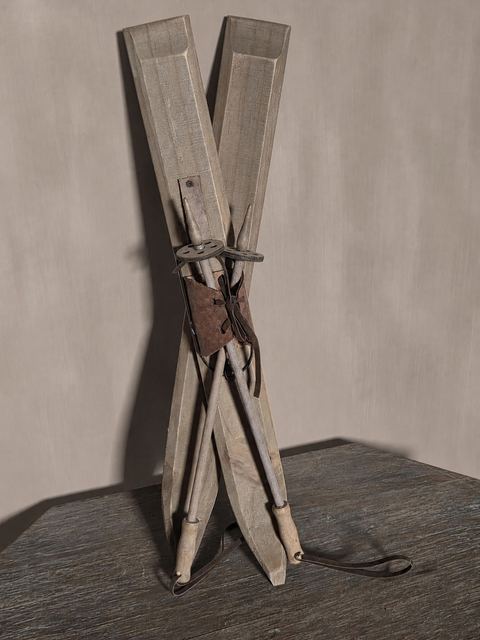 Vintage houten mini-ski’s met skistokken en leren binding, detail 2