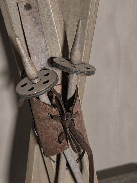 Vintage houten mini-ski’s met skistokken en leren binding, detail 3