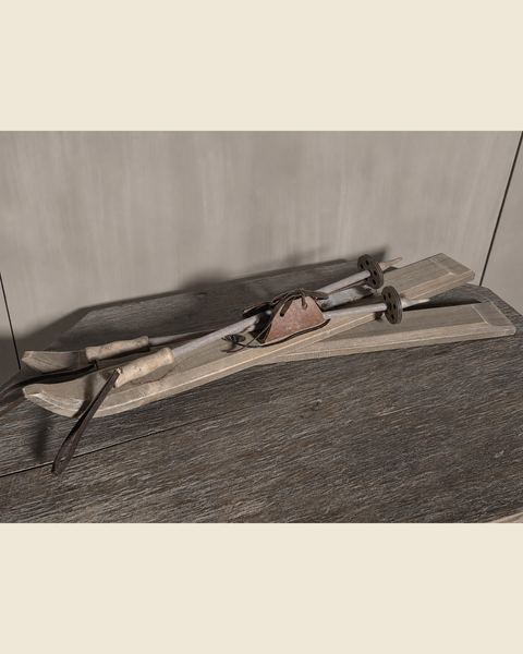 Vintage houten mini-ski’s met skistokken en leren binding, Atelierselectie, bij Mahieu&Merckx