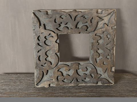 Verweerd houten sierkader met uitgesneden motief, detail 2