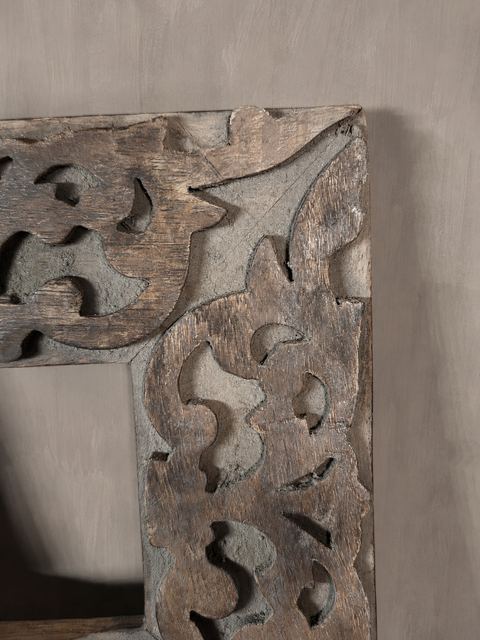 Verweerd houten sierkader met uitgesneden motief, detail 3