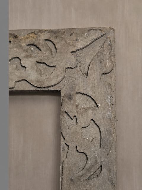 Verweerd houten sierkader met uitgesneden motief, detail 2