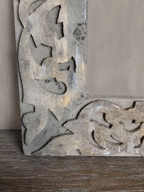 Verweerd houten sierkader met uitgesneden motief, detail 3