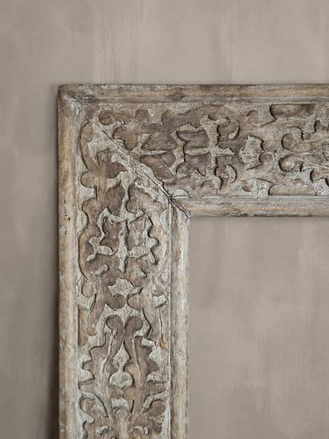 Verweerd houten sierkader met uitgesneden motief, detail 2