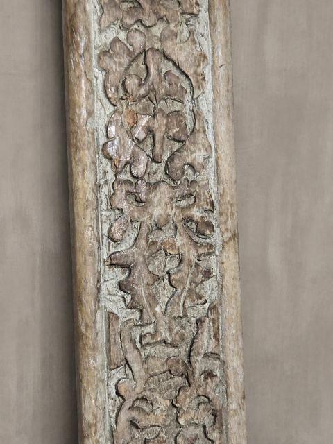 Verweerd houten sierkader met uitgesneden motief, detail 3