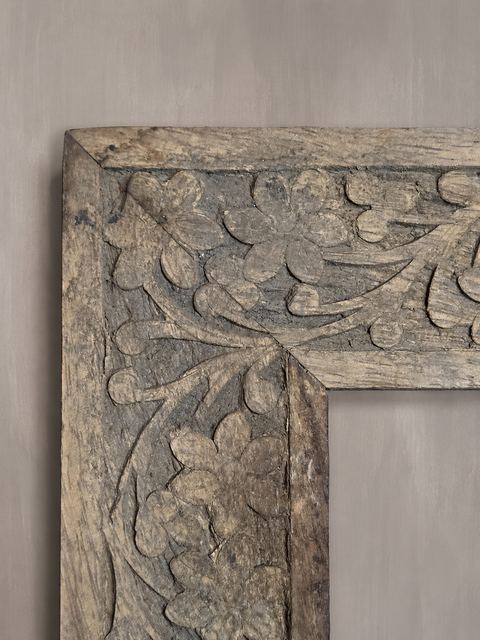 Verweerd houten sierkader met uitgesneden motief, detail 2