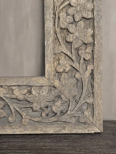 Verweerd houten sierkader met uitgesneden motief, detail 3