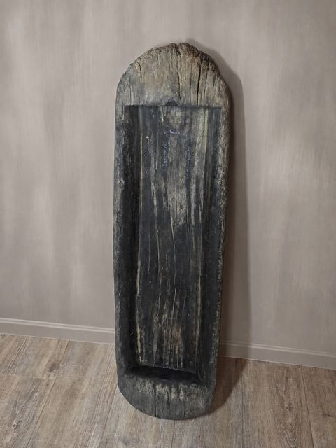 Oude massief houten trog met authentiek patina, detail 2