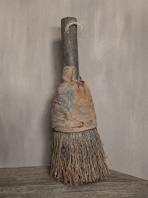 Vintage handborstel met houten steel, detail 2