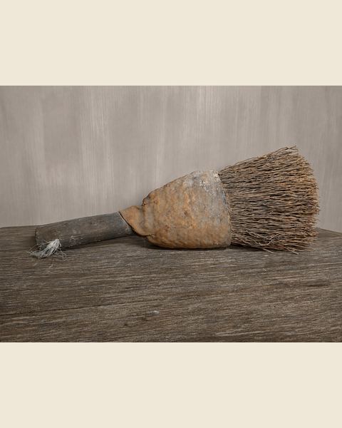 Vintage handborstel met houten steel, Atelierselectie, bij Mahieu&Merckx