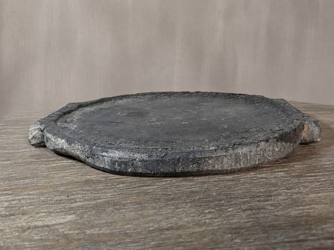 Ronde stenen schaal met handvatten, detail 3