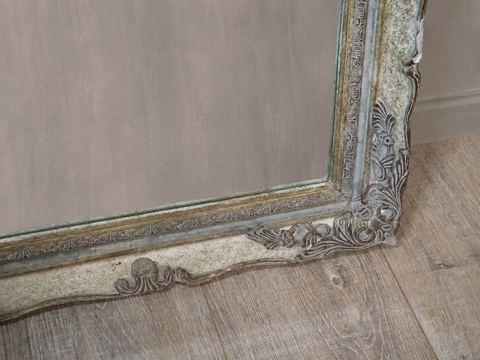 Vintage barokspiegel met verweerde lijst, detail 2