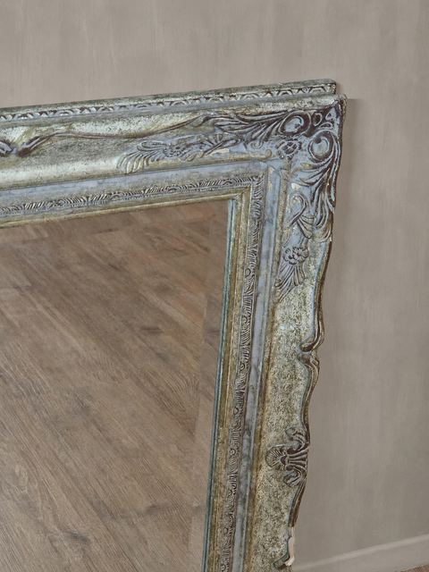 Vintage barokspiegel met verweerde lijst, detail 3