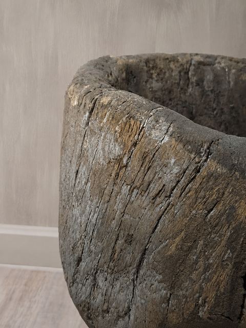 Antieke handgesneden houten vijzelkom op voet, detail 3