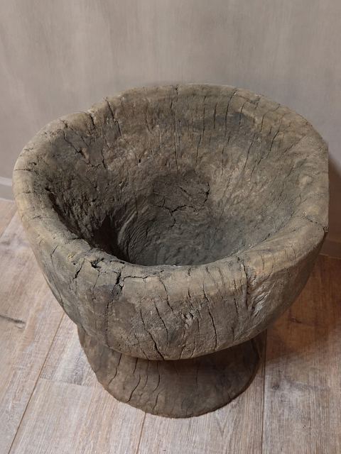 Antieke handgesneden houten vijzelkom op voet, detail 2