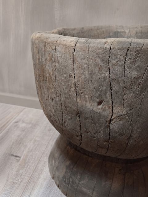 Antieke handgesneden houten vijzelkom op voet, detail 3