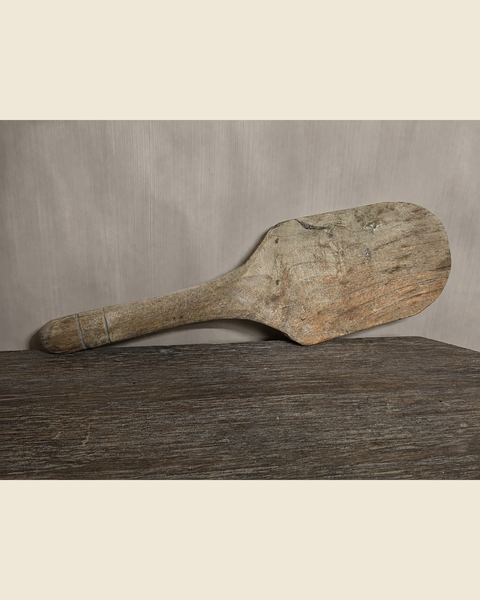 Oude houten waspeddel / wasklopper met authentieke patina, Atelierselectie, bij Mahieu&Merckx