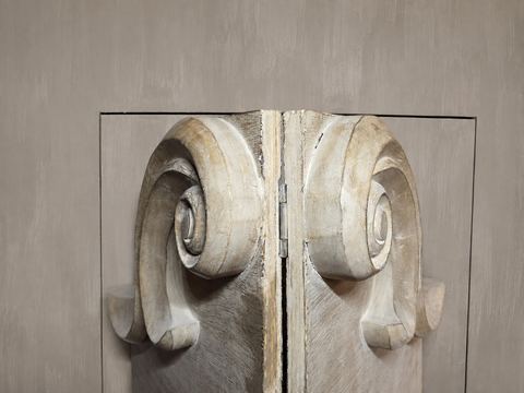 Groot decoratief houten paneel met sierlijk krulmotief (licht beschadigd), detail 2