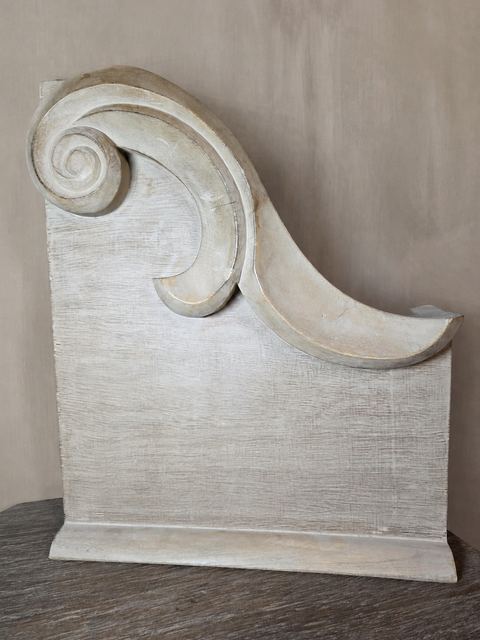 Groot decoratief houten paneel met sierlijk krulmotief (licht beschadigd), detail 3