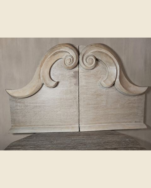 Groot decoratief houten paneel met sierlijk krulmotief (licht beschadigd), Atelierselectie, bij Mahieu&Merckx
