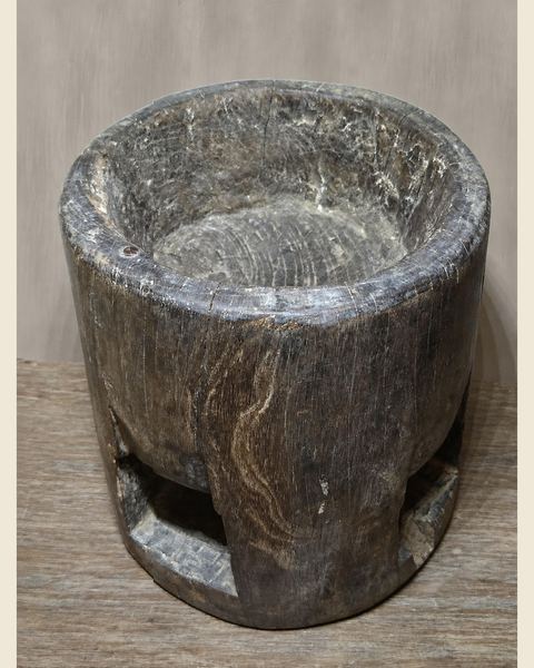 Authentieke houten vijzelpot, Atelierselectie, bij Mahieu&Merckx