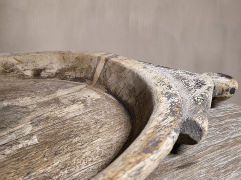 Authentieke houten schaal met handgrepen, detail 2