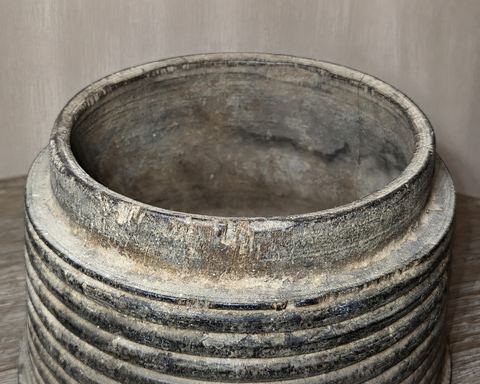 Rustieke geribbelde pot in verweerd antraciet, detail 2