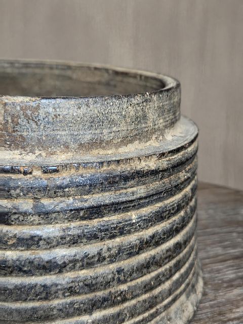 Rustieke geribbelde pot in verweerd antraciet, detail 3