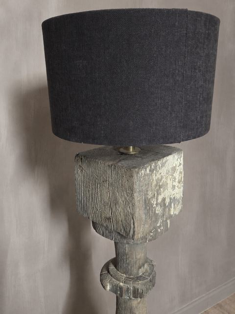 Grote houten balusterlamp met antracietkleurige lampenkap, detail 2