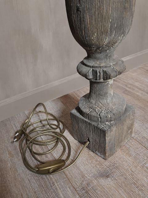 Grote houten balusterlamp met antracietkleurige lampenkap, detail 3