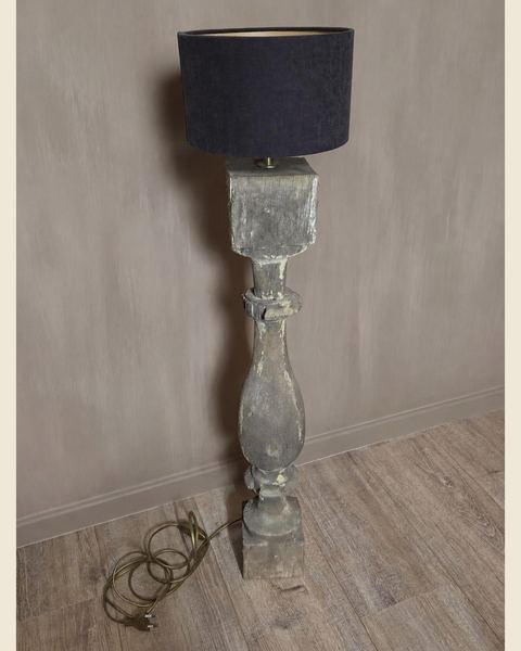 Grote houten balusterlamp met antracietkleurige lampenkap, Atelierselectie, bij Mahieu&Merckx