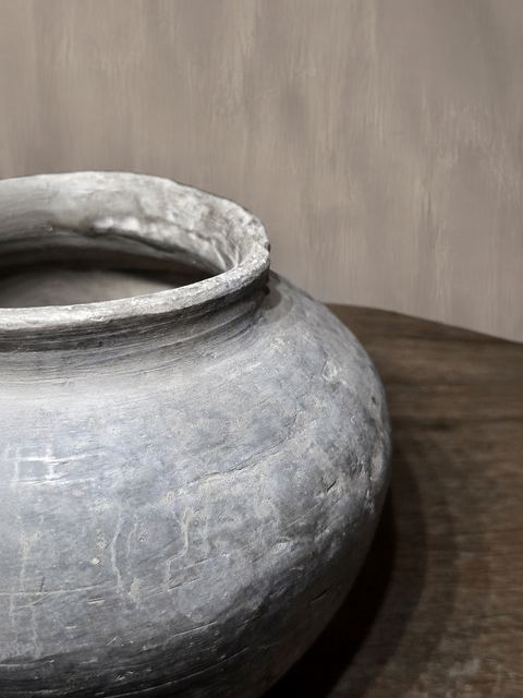 Robuuste ronde stenen sierpot, detail 2