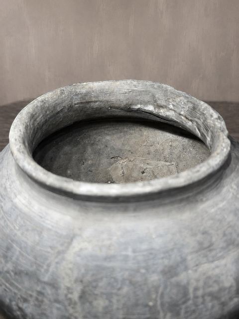 Robuuste ronde stenen sierpot, detail 3