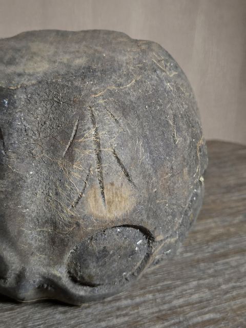 Decoratieve houten bol met handgesneden details, detail 2
