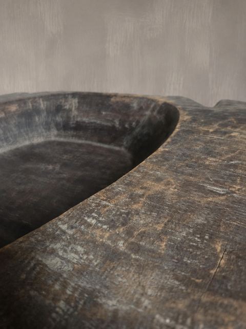 Oude handgesneden houten deegschaal met grepen, detail 2